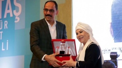 La leyenda de la música popular turca recibió el premio Bedia Akartürk