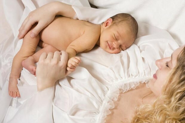 ¿Cuánto debe amamantar un recién nacido por día?