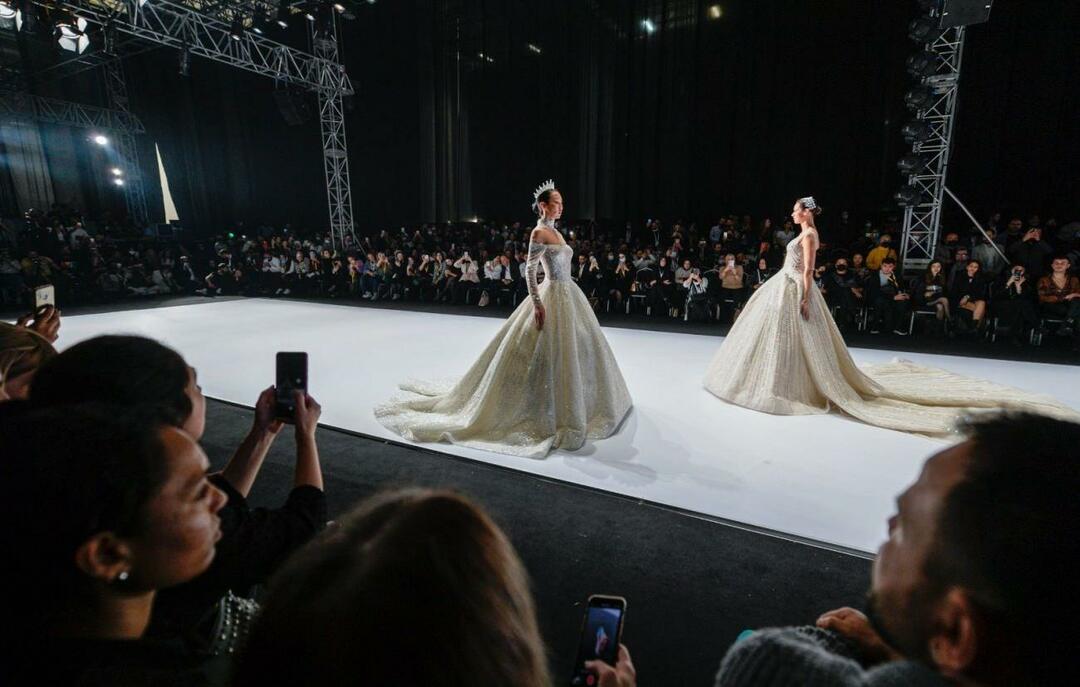 Desfile de moda de vestidos de novia 2023