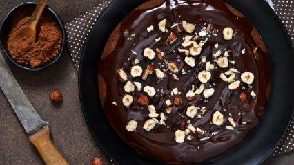 Receta práctica de pastel de avellanas con salsa de chocolate 