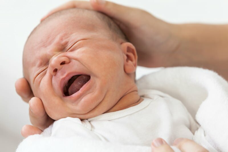 ¿Es dañino sacudir a los bebés de pie?