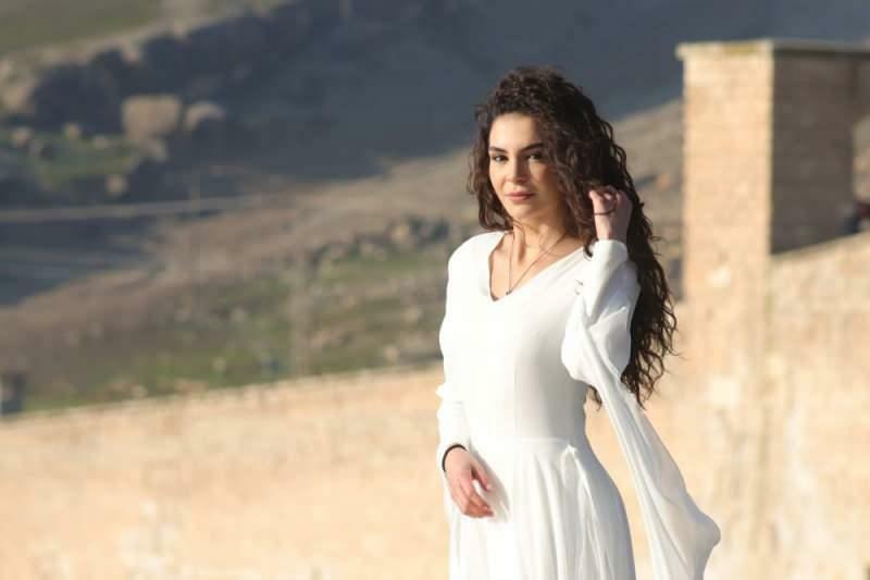 ¡La actriz Ebru Şahin está entrenando para su nueva serie Destan!