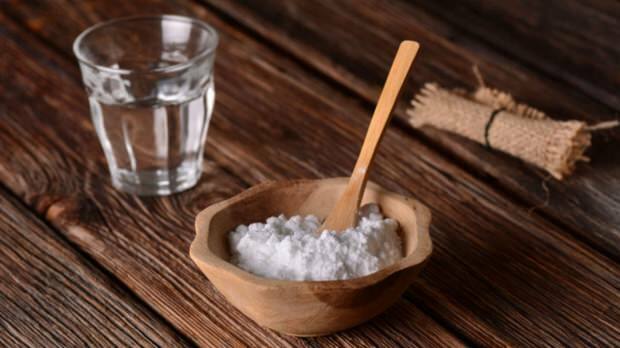 el bicarbonato de sodio no es efectivo para blanquear los dientes, sino para limpiarlos. Sin embargo, los expertos no recomiendan hacerlo durante mucho tiempo.