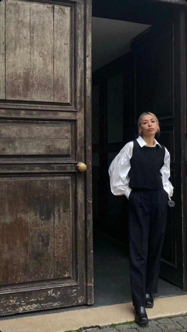 Combinación de camisa blanca y suéter.