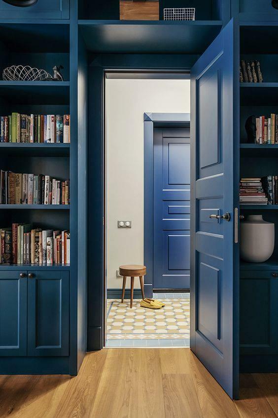 ¿Cuáles son los colores populares de las puertas interiores en la decoración del hogar?
