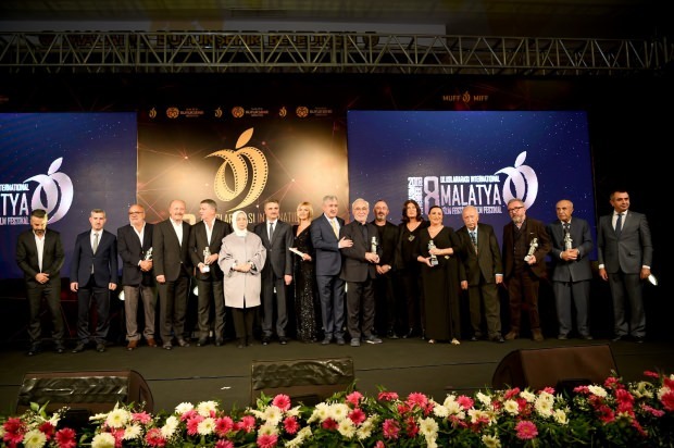 Nerener Şen recibió el 'Premio de Honor' de la mano de Cem Yılmaz