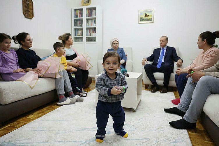 El presidente Recep Tayyip Erdoğan y su esposa Emine Erdoğan visitaron a la familia sobreviviente del terremoto