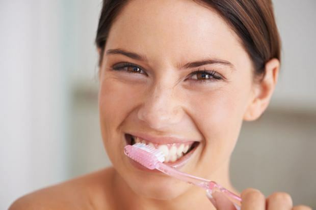 ¿Cómo se debe hacer la limpieza dental?