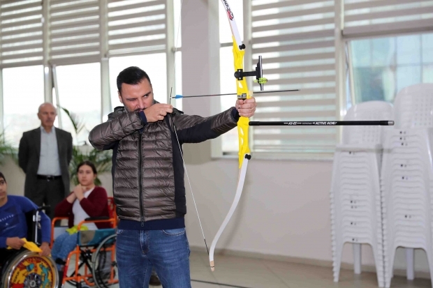 Alişan disparó una flecha con los discapacitados.