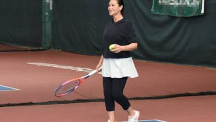 ¡Hülya Avşar jugó al tenis en su casa!