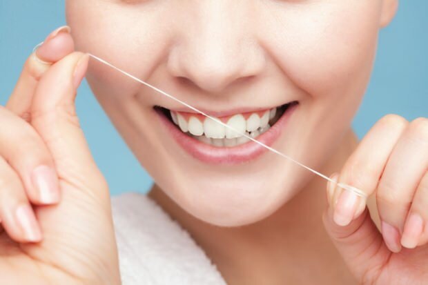Se recomienda usar hilo dental para eliminar los residuos entre los dientes.