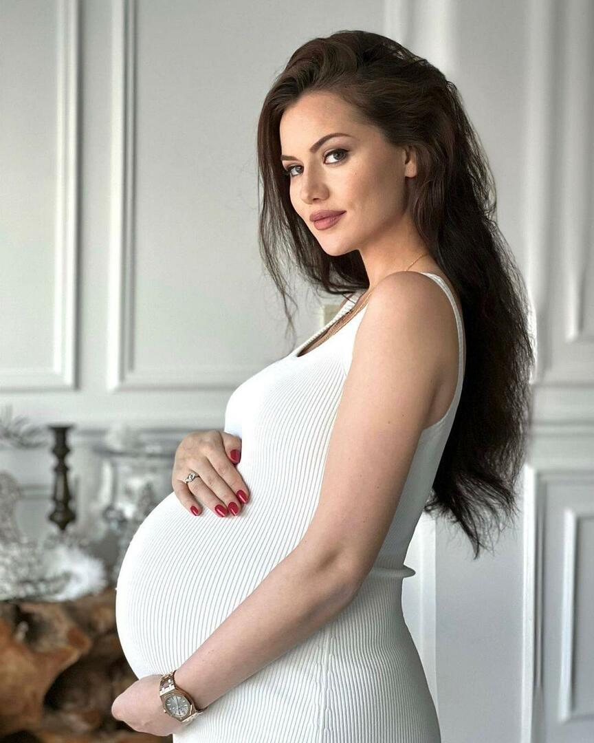 Fahriye Evcen se convirtió en madre por segunda vez