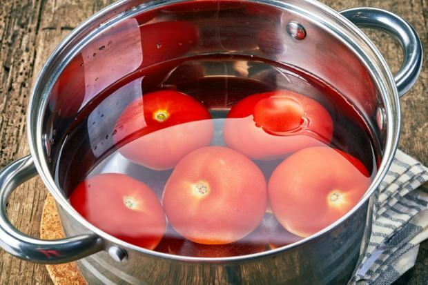 La técnica de pelar tomates