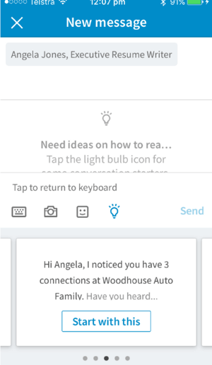 La aplicación móvil de LinkedIn proporciona iniciadores de conversación según la conexión a la que desea enviar un mensaje.