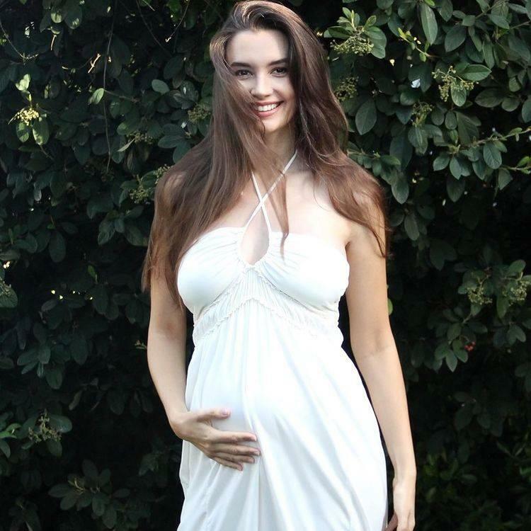  Leyla Lydia Tuğutlu pose de embarazo