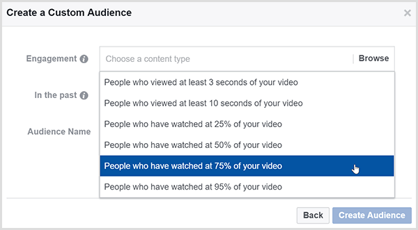 El cuadro de diálogo Crear una audiencia personalizada de Facebook tiene opciones para orientar anuncios a personas que vieron un cierto porcentaje de su video.