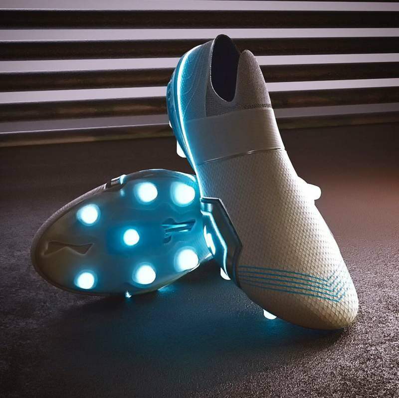 Zapatos 'Tesla' del diseñador Nike y Adidas