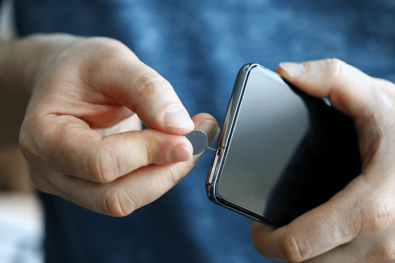 Expulsar una tarjeta SIM en un teléfono inteligente Android
