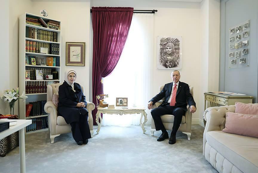 El presidente Erdogan y Emine Erdogan recorrieron la Fundación Şule Yüksel Şenler