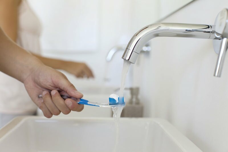 Cerrar el agua mientras se cepilla los dientes