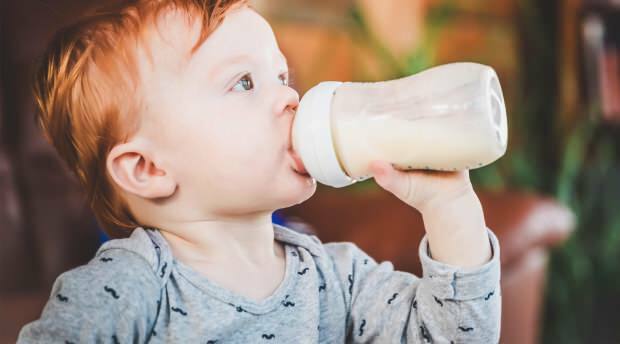 ¿Qué es la alergia a la leche de vaca en los bebés?