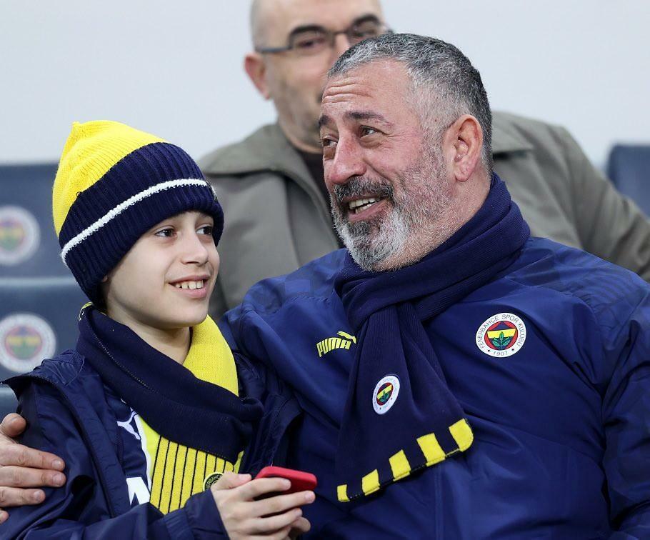 Cem Yılmaz vio el partido Fenerbahçe-Galatasaray con su hijo
