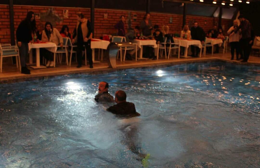 ¡No queda nada para las víctimas del terremoto en la noche de la moral! Mustafa Keser se cayó a la piscina