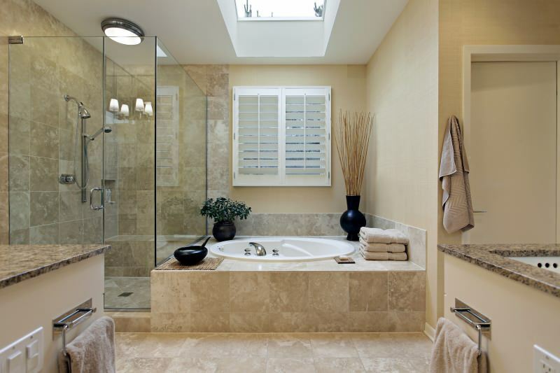 ¿Cuántos metros cuadrados deberían ser las dimensiones ideales del baño y la cabina de ducha?