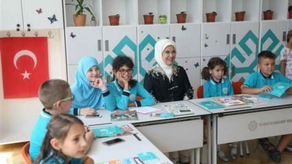 La primera dama Erdogan visitó las escuelas de Maarif
