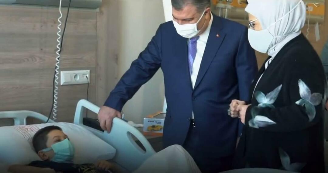 Emine Erdoğan visitó a niños con cáncer con Fahrettin Koca