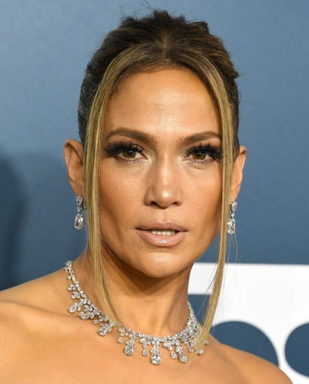 Jennifer Lopez llamó la atención con su collar