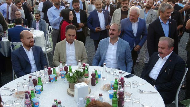 Bilal Erdoğan, Ministro de Justicia Abdülhamit Gül y Presidente del Parlamento Mustafa Şentop