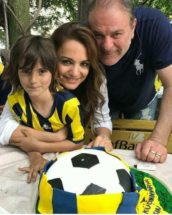 La ex esposa de Burak Sergen, Işıl Sergen, y su hijo