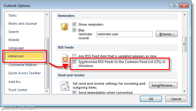 en la ventana de opciones de Outlook 2010, desplácese hacia abajo hasta avanzado y luego haga clic en el botón Sincronizar las fuentes RSS debajo de las fuentes RSS