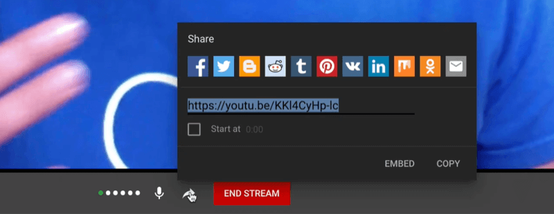 Opciones de transmisión en vivo de youtube que incluyen un medidor de audio, un botón de silencio y un enlace para compartir con varios iconos de plataforma y un enlace corto para compartir para el video en vivo