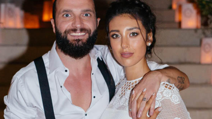 Pulsera de oro de Berkay Şahin a su nueva esposa.