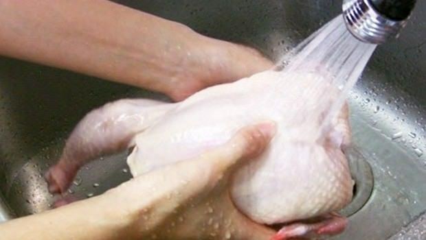 ¿Cómo se debe limpiar el pollo?