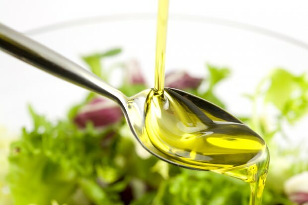 ¿Cuáles son los beneficios del aceite de oliva para la piel y el cabello? ¿Cómo se aplica el aceite de oliva en el cabello y la piel?