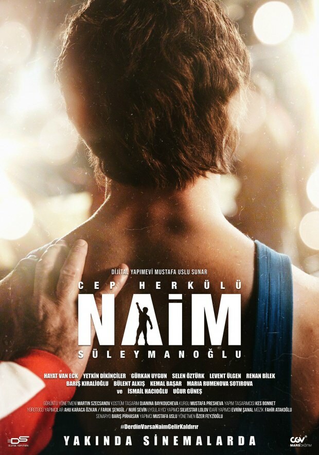 La gente pone el póster de la película Naim