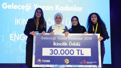 Premios de mujeres escribiendo el futuro de la primera dama Erdogan