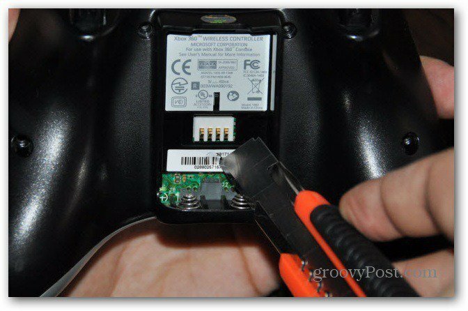 Cambie las varillas analógicas del controlador Xbox 360 desenrosque todo el cortador último tornillo