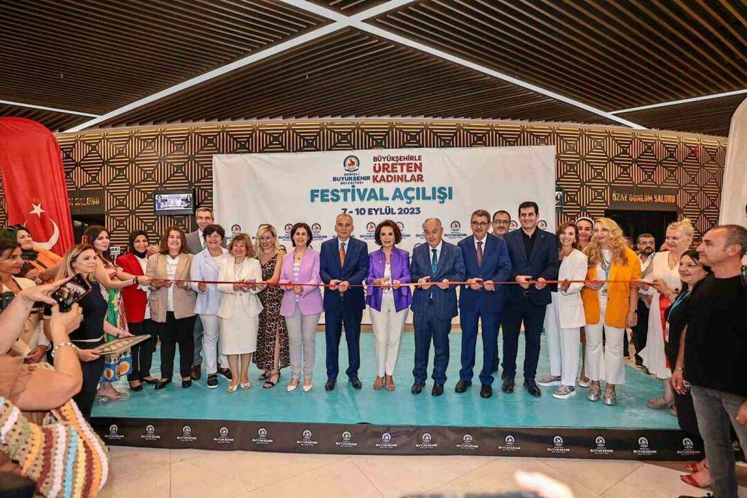 Hülya Koçyiğit en la inauguración