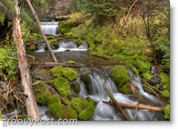Fotografía: ejemplo de velocidad de obturación lenta: agua de la corriente del río del bosque verde