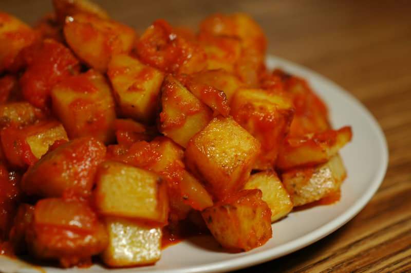 ¿Qué son las Patatas bravas, cómo se elaboran? Aquí tienes una receta de patatas bravas paso a paso