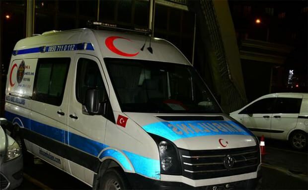 ¡Una ambulancia esperaba a Cem Yilmaz, quien tuvo una actuación, en la puerta!