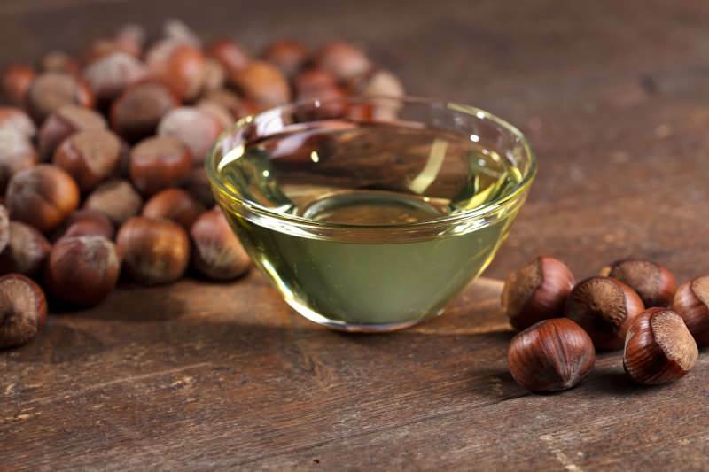 El aceite de avellana es especialmente beneficioso para la piel y el cabello secos.
