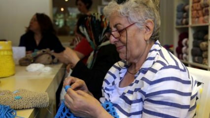 Las mujeres jubiladas tejen la moda para mantener el ritmo