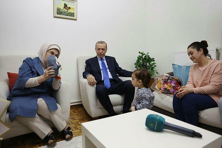 El presidente Recep Tayyip Erdoğan y su esposa Emine Erdoğan visitaron a la familia sobreviviente del terremoto