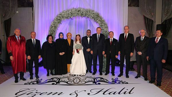 El presidente Erdogan fue testigo de dos bodas el mismo día.
