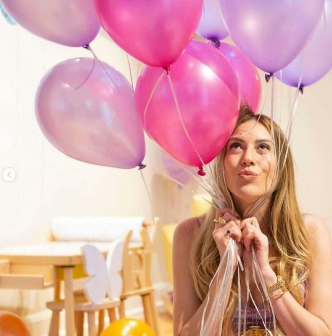 Sinem Kobal posó en globos